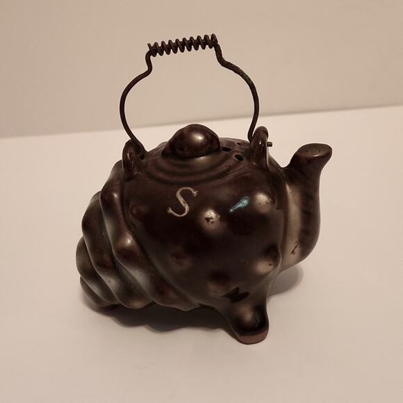 Vintage Conch Shell Salt & Pepper Shakers With Trunk & Metal Carrying Handle - Picture 8 of 13